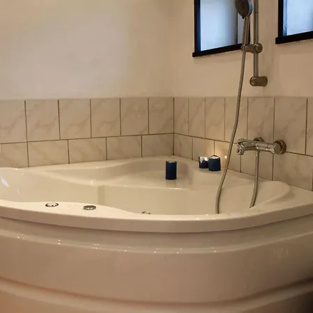 Familienfreundliches Mit Whirlpool, Sauna Und Ofen